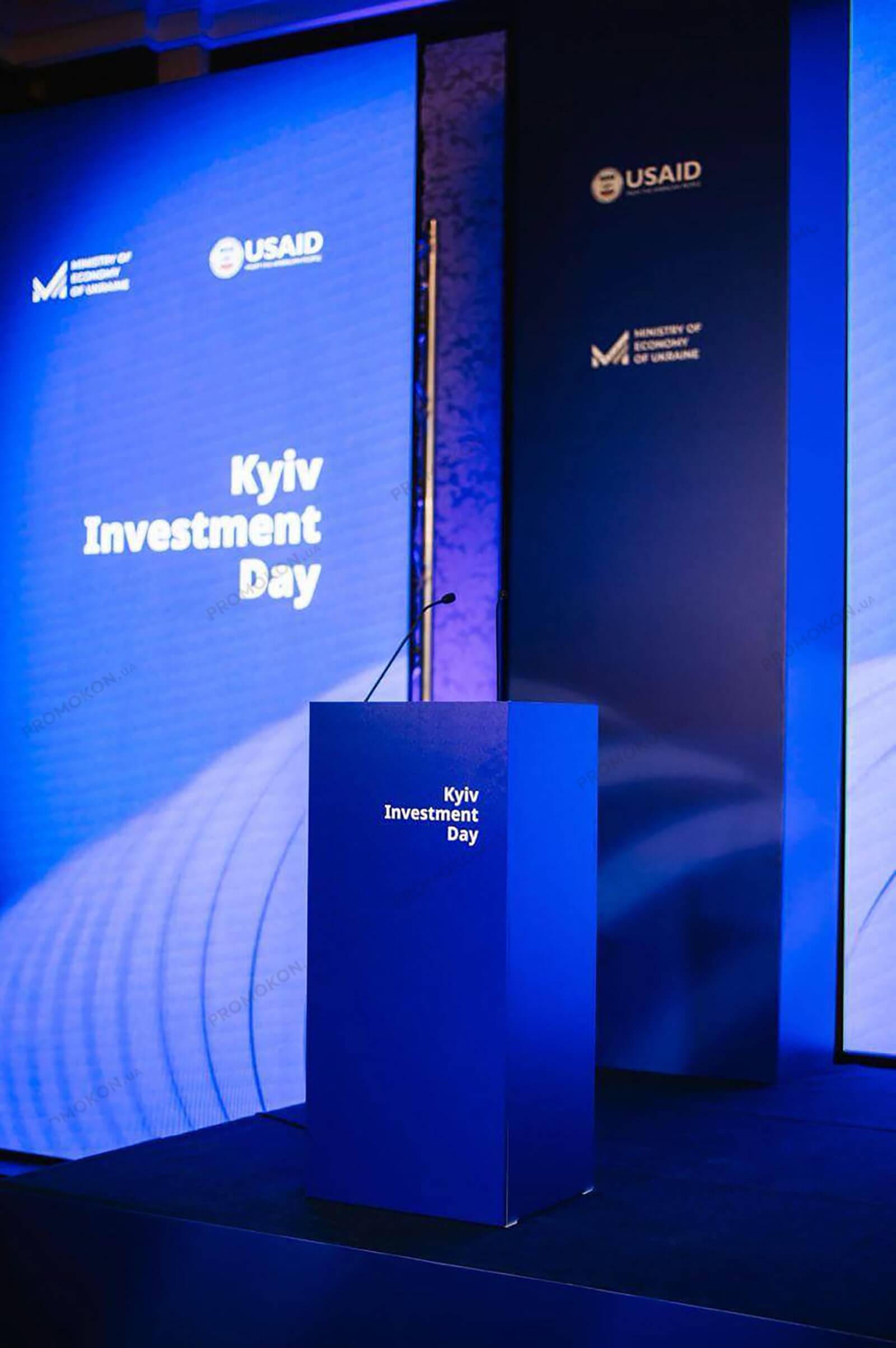 Трибуна з логотипом Kyiv Investment Day — стенди Київ від Друкарні ДРУКВА
